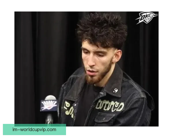 霍姆格伦社媒头像变身中东风格形象引发关注与讨论